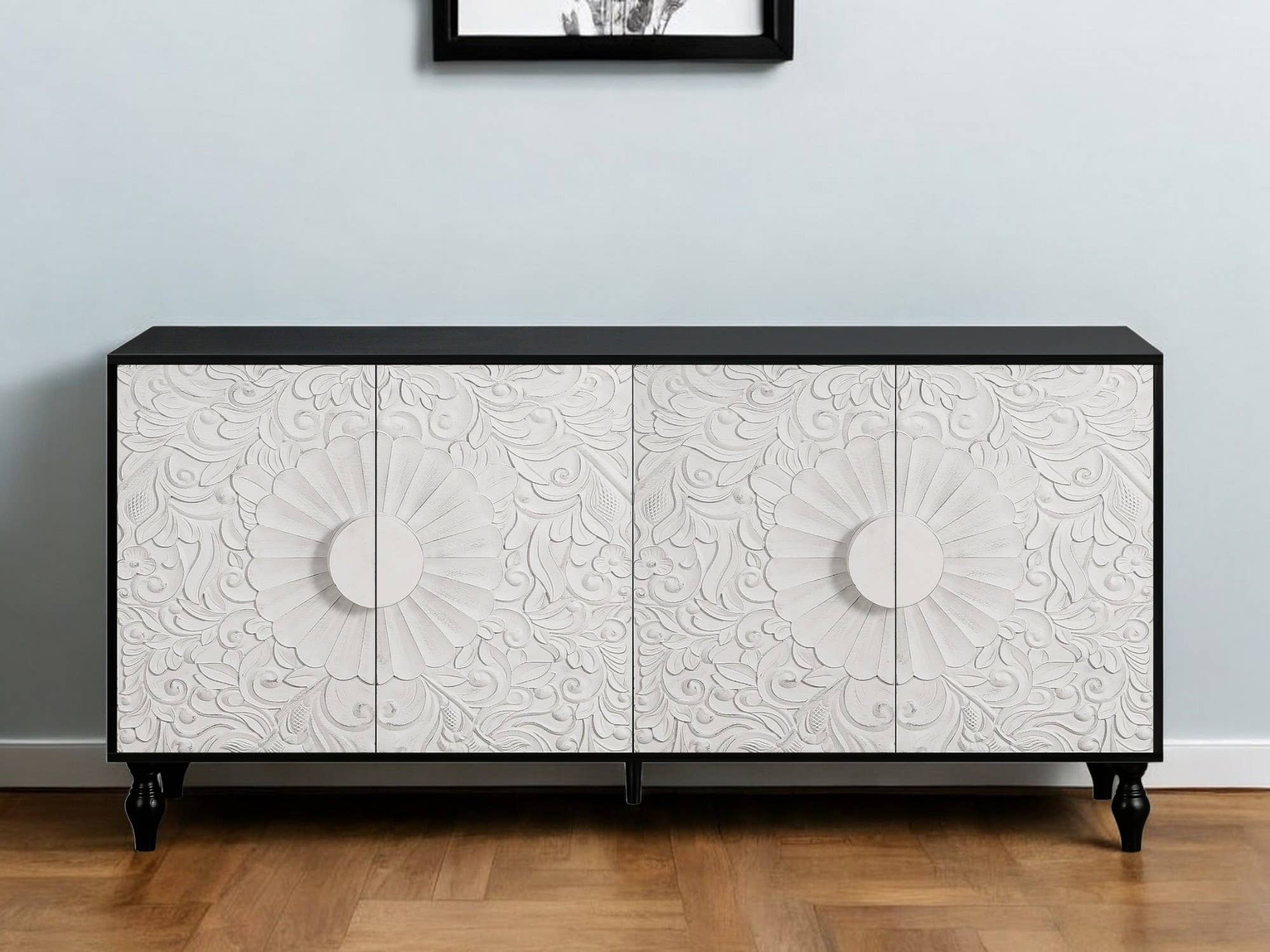 HomeRoots - Vendita all'ingrosso Credenza - Credenza intagliata floreale 173 cm bianca e nera dal design vissuto0