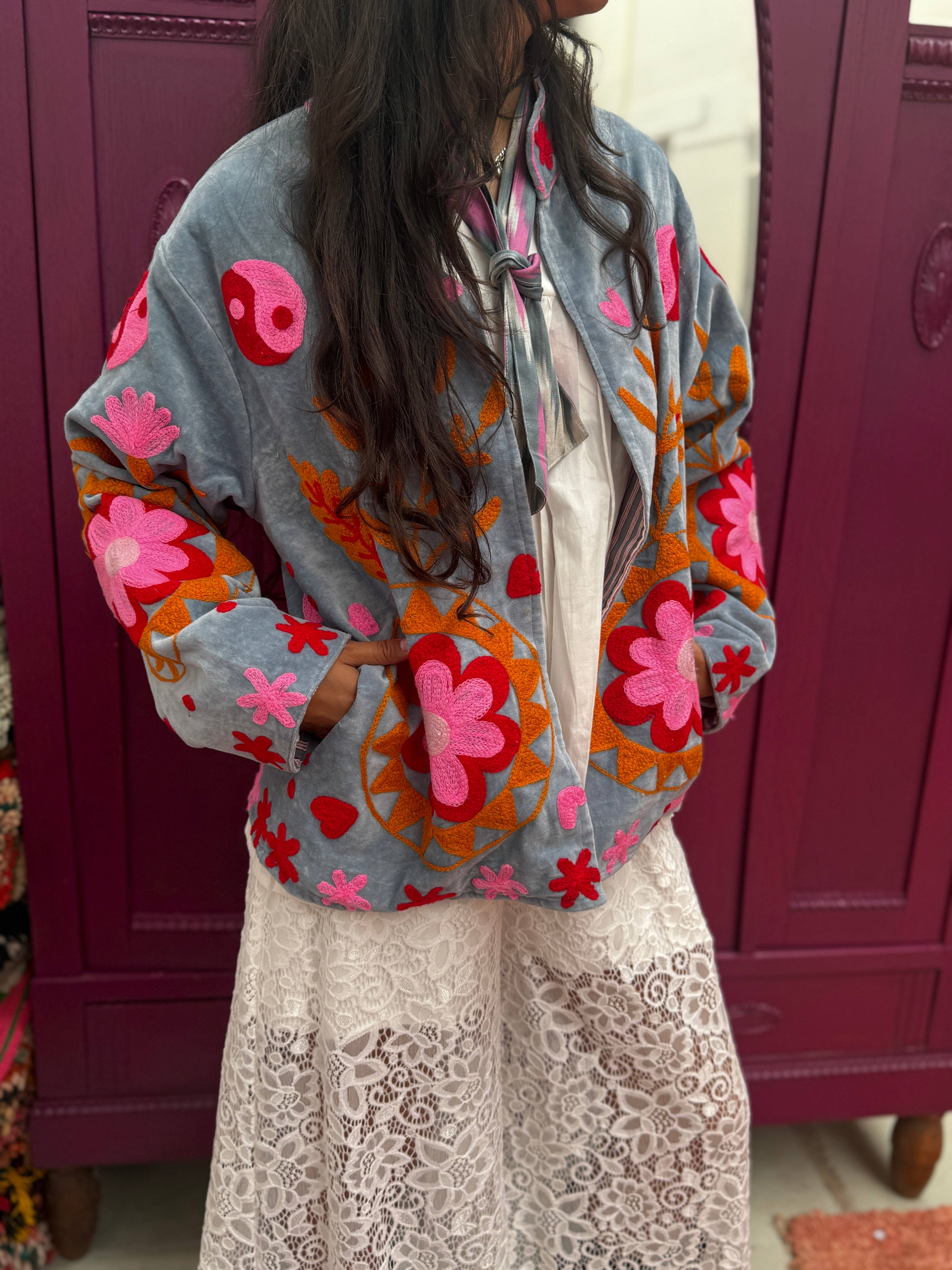 ToutVintage – Großhandel Jacke – Damen – Samtstickjacke rosa hellgrau5