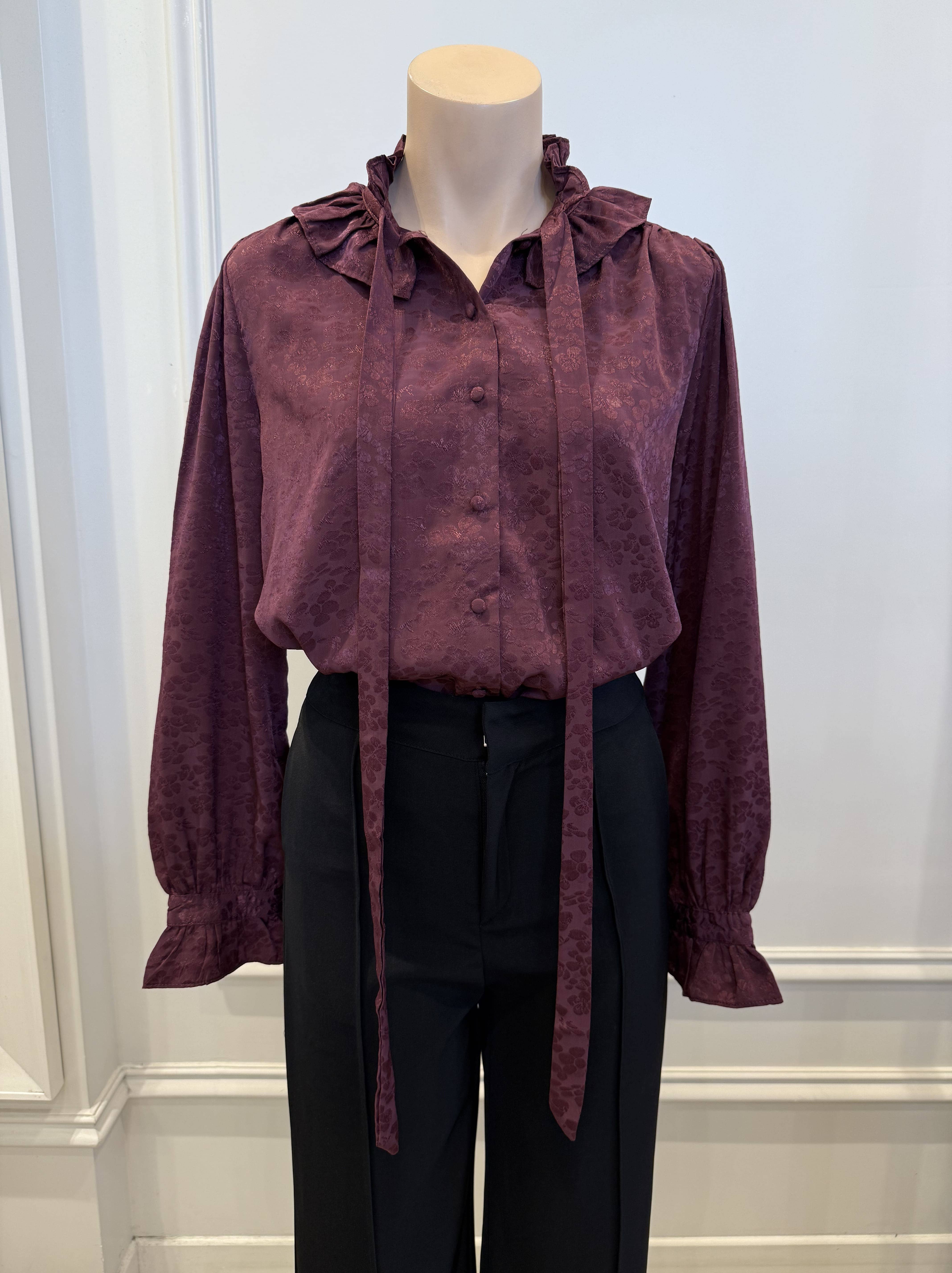 LOVIE & CO - Wholesale Blouse - Women's - Satin jacquard blouse with pleated collar and bow - 4971T-ETIENNE3