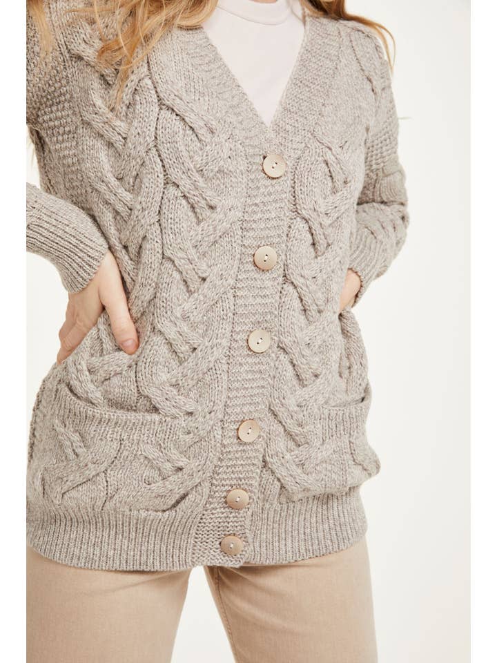 Aran Woollen Mills – Engroshandel Cardigan - Dame – Downpatrick dame Aran cardigan - havregrynsfarvet4