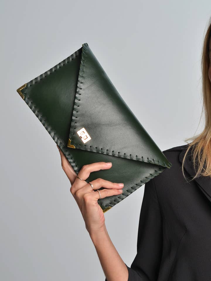 Symmetria läderclutch i grön färg för wholesale av ANA KOUTSI