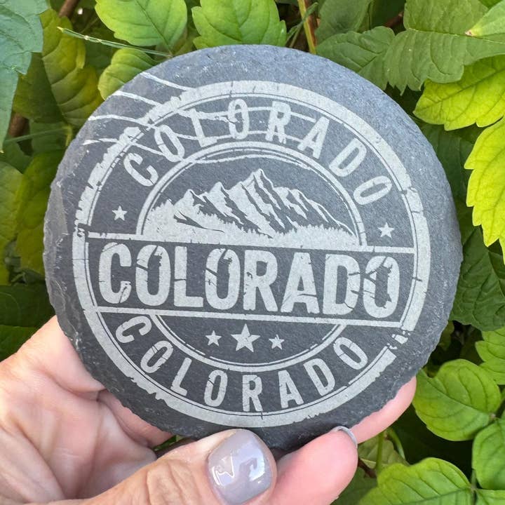Set med 4 skifferunderlägg | Colorado med berg | Lasergraverade | Runda underlägg | Bröllopsgåva | Naturälskare | Colorado-gåva för wholesale av Redneckbougie Co