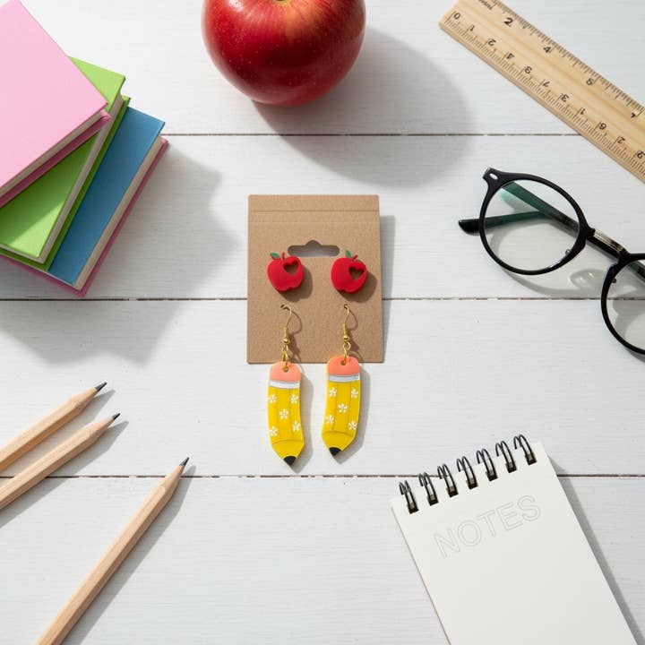 Boucles d'oreilles pour enseignant – Clous en acrylique en forme de pomme avec breloques sur le thème de la classe | Cadeau fait main pour enseignant pour la vente par Gulf Kind