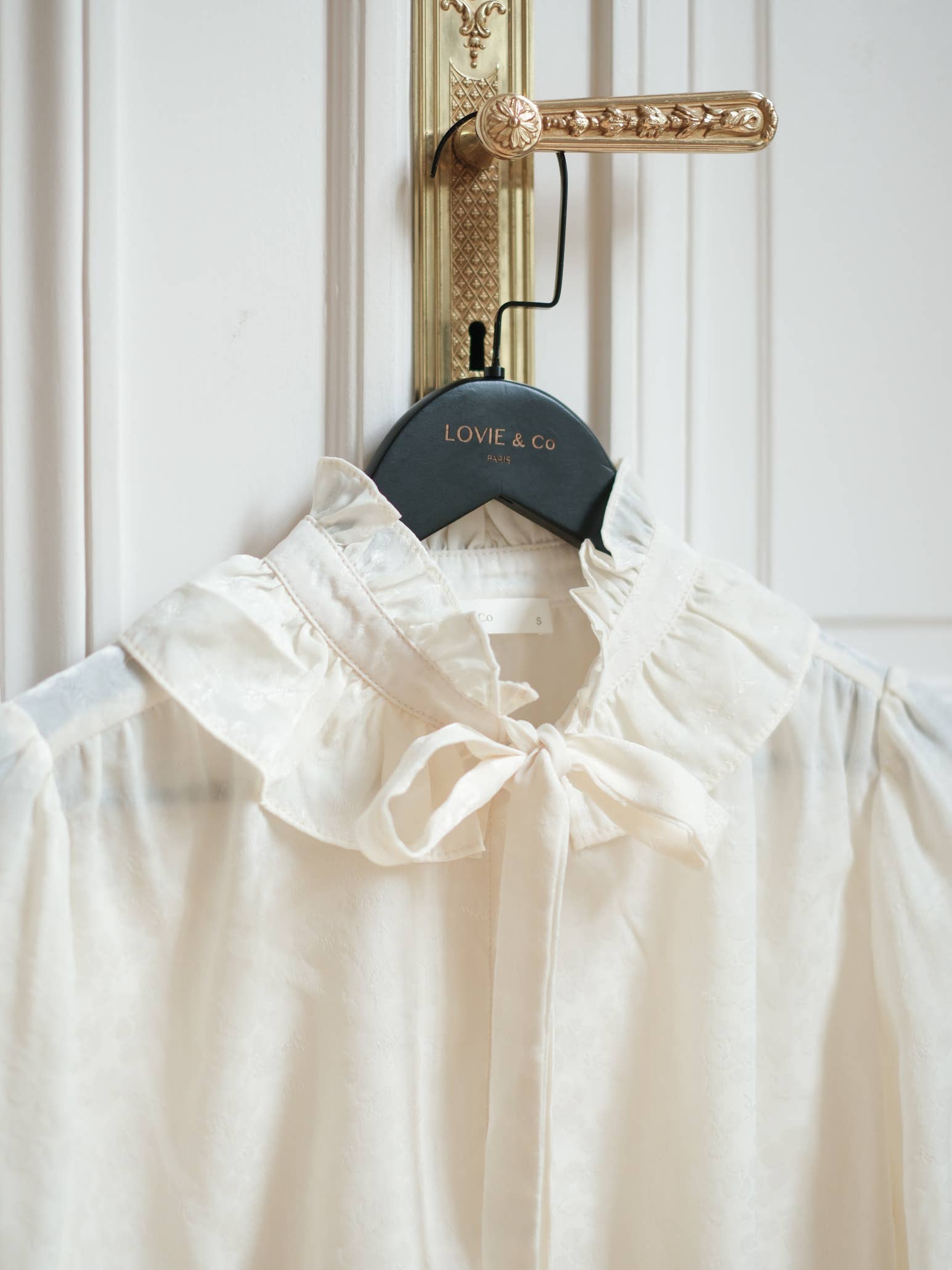 LOVIE & CO - Wholesale Blouse - Women's - Satin jacquard blouse with pleated collar and bow - 4971T-ETIENNE1