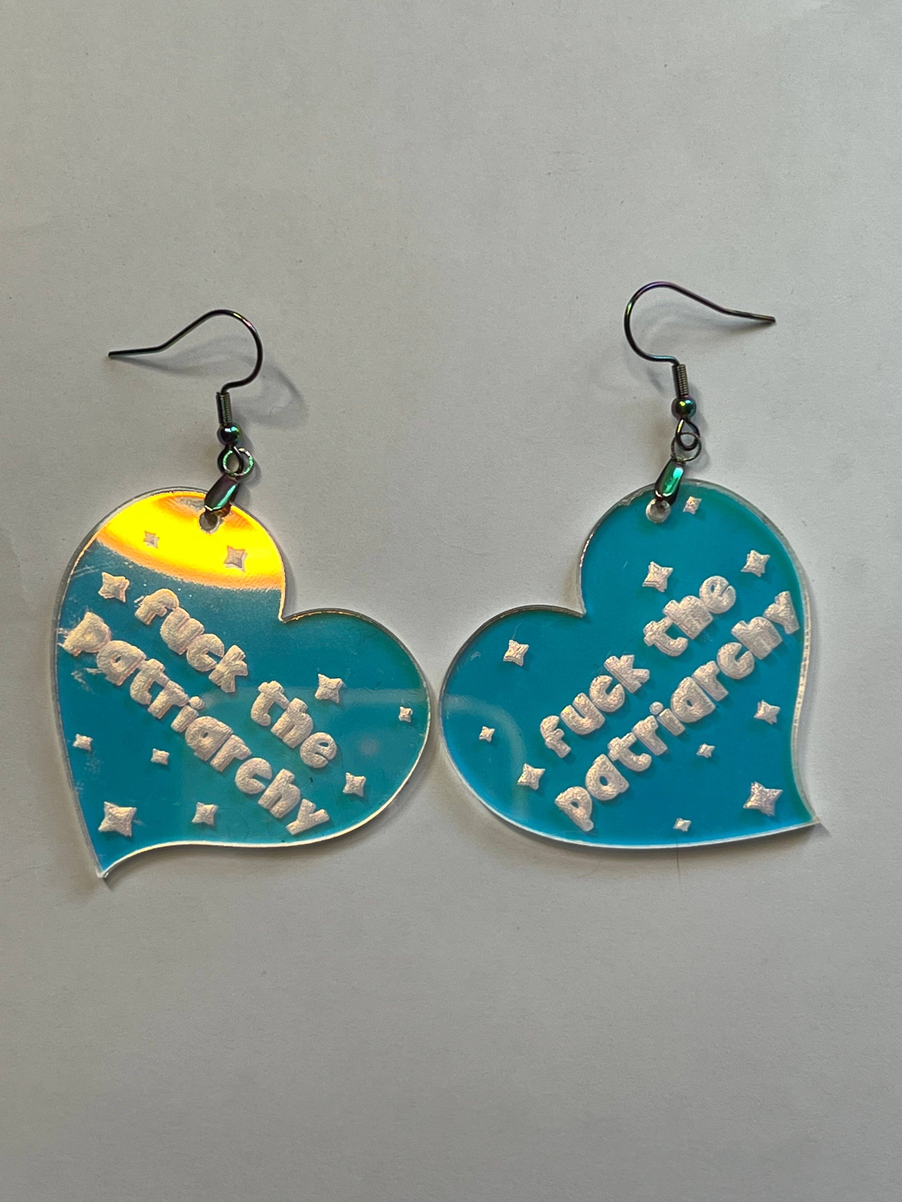 The Foxy Hipster – wholesale Hängande örhängen – Fuck The Patriarchy Iriserande Fish Hook Dingle Örhängen6