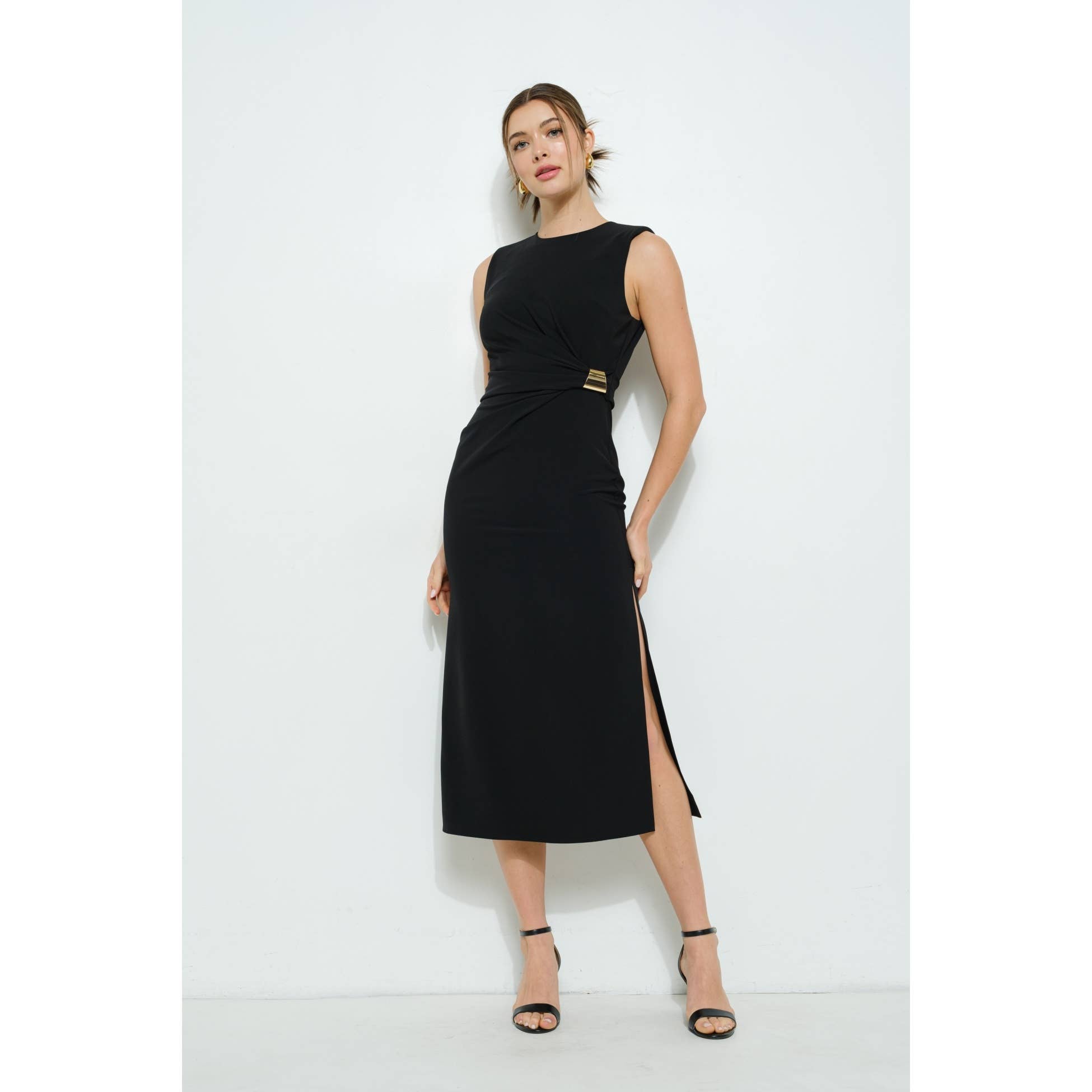 INA - Vendita all'ingrosso Vestito - Donna - Abito midi senza maniche con drappeggio e accenti dorati4