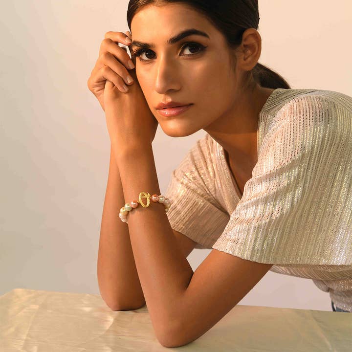 Bracelet initial O avec perles multicolores pour la vente par Elaa