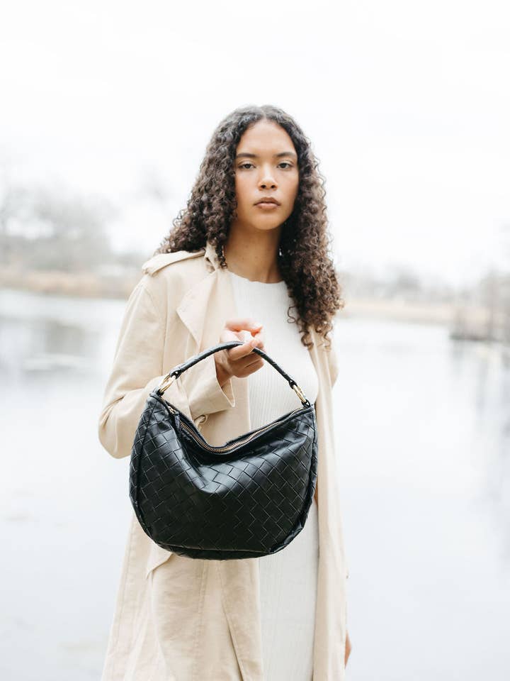 Elin crossbody bag made of vegan material in black for wholesale by Ellefaire