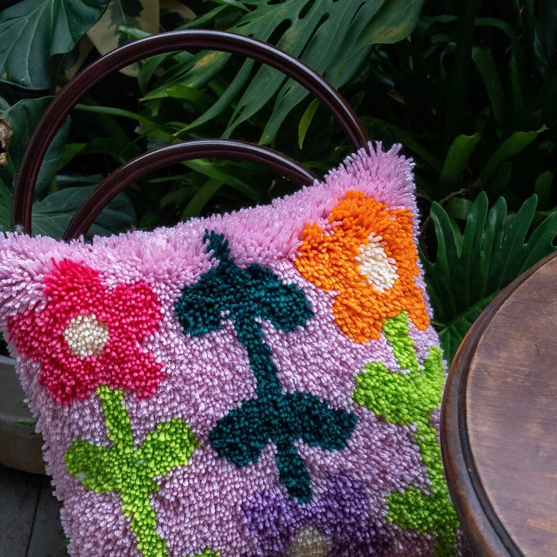 Craft Club - Wholesale Craft Sewing Kit - BRIGHT PICK OF THE BUNCH - Latch Hook Cushion Kit8