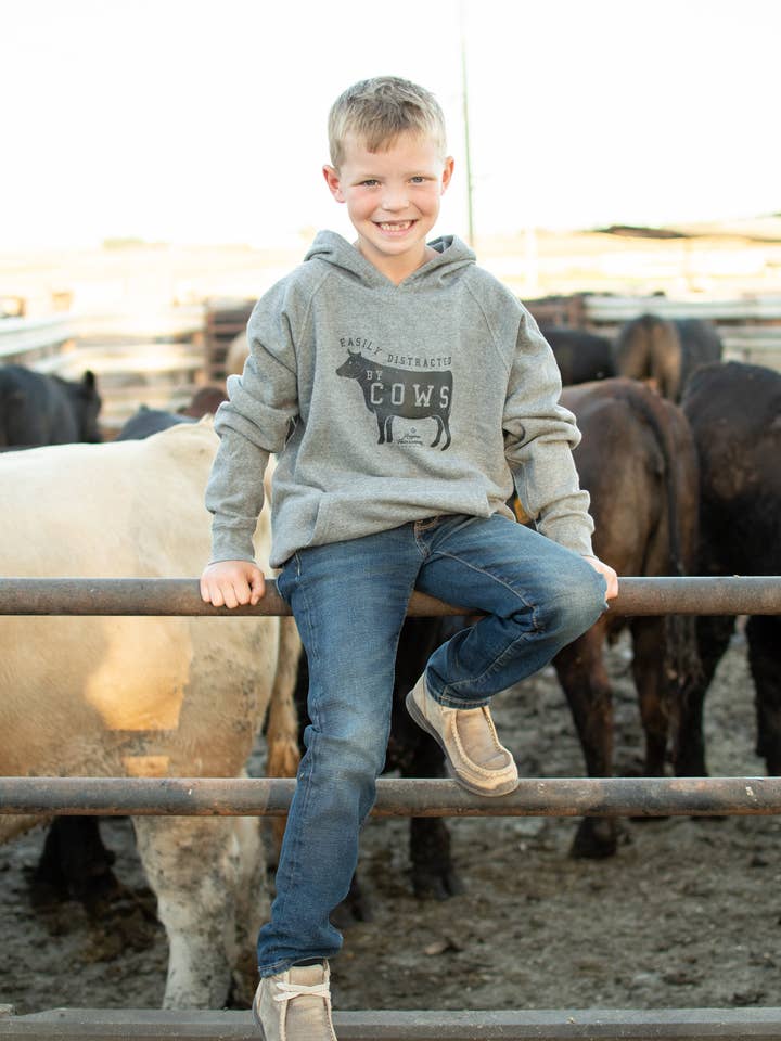 Chandail à capuchon Western « Easily Distracted by Cows » pour jeunes et tout-petits pour la vente par American Farm Company
