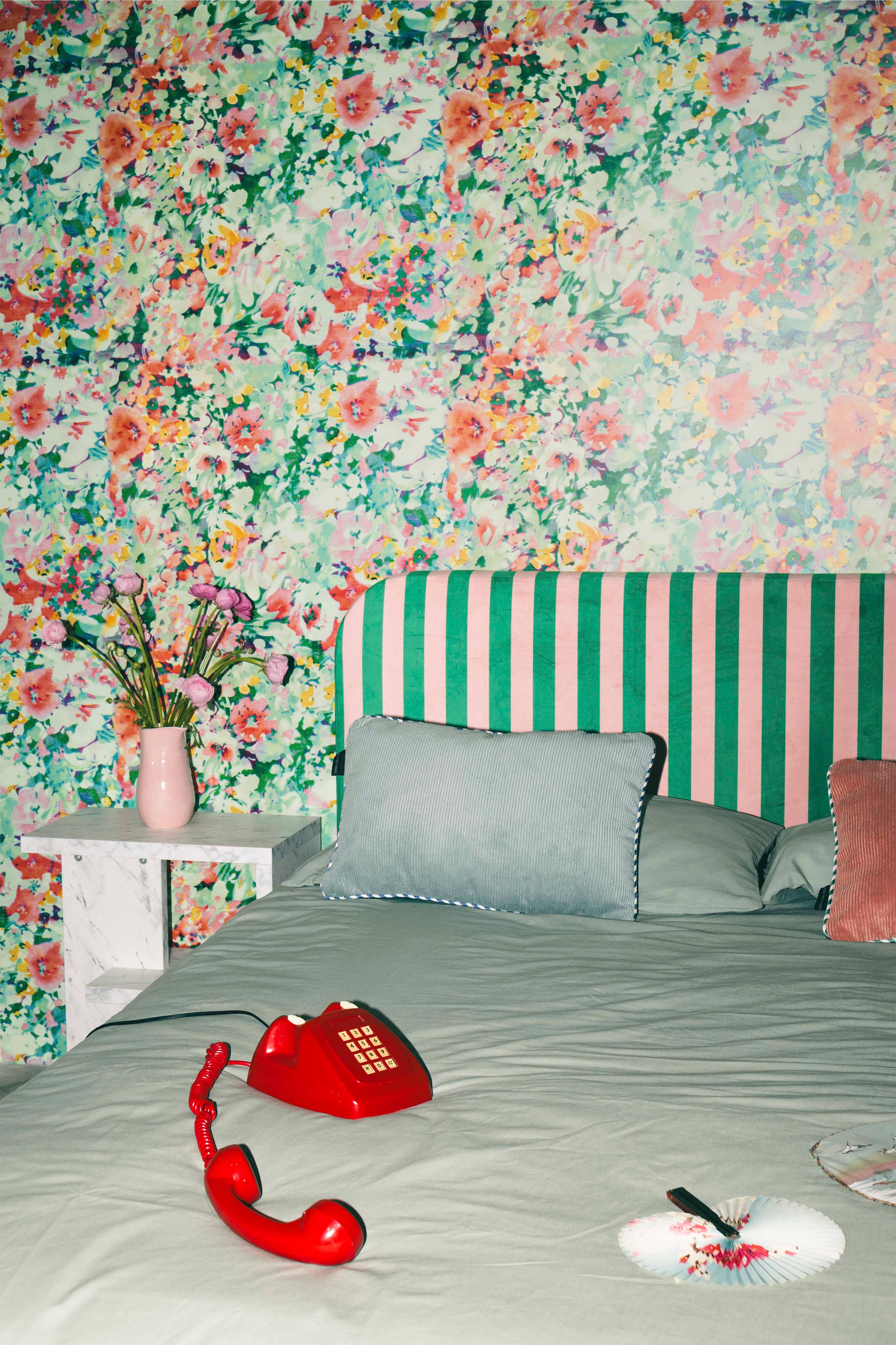 Really Nice Things - Venta al por mayor Cabecero - Cabecero tapizado terciopelo a rayas verdes y rosas2