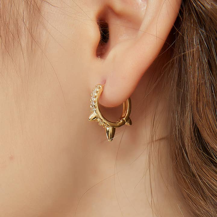 Melange Blanc - Vente Petits anneaux - Boucle d'oreille à pointe dorée Mya, boucles d'oreilles huggie, boucles d'oreilles créoles0