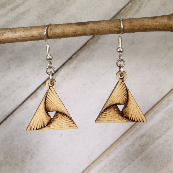 Boucles d'oreilles pendantes en bois torsadé triangulaire géométrique 3D pour la vente par Cates Concepts