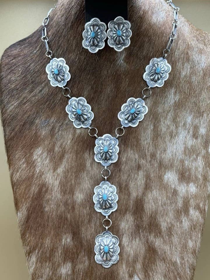 Collier lariat en argent sterling fait main Navajo avec concho estampé et turquoise, ensemble de 20 pouces. pour la vente par Native City Jewelry