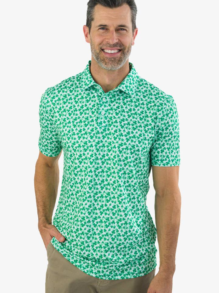 Polo a maniche corte da uomo in maglia con piccoli trifogli. per la vendita all'ingrosso da parte di RuffleButts + RuggedButts