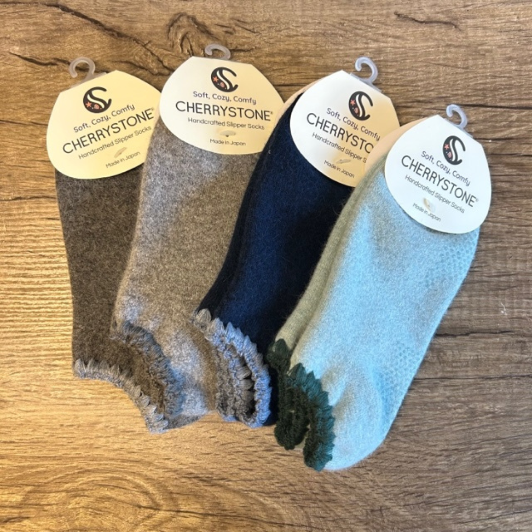 CHERRYSTONE – Großhandel Haussocken – Unisex – Handgefertigte Angora-Haussocken mit rutschfesten Sohlen | Größe L6