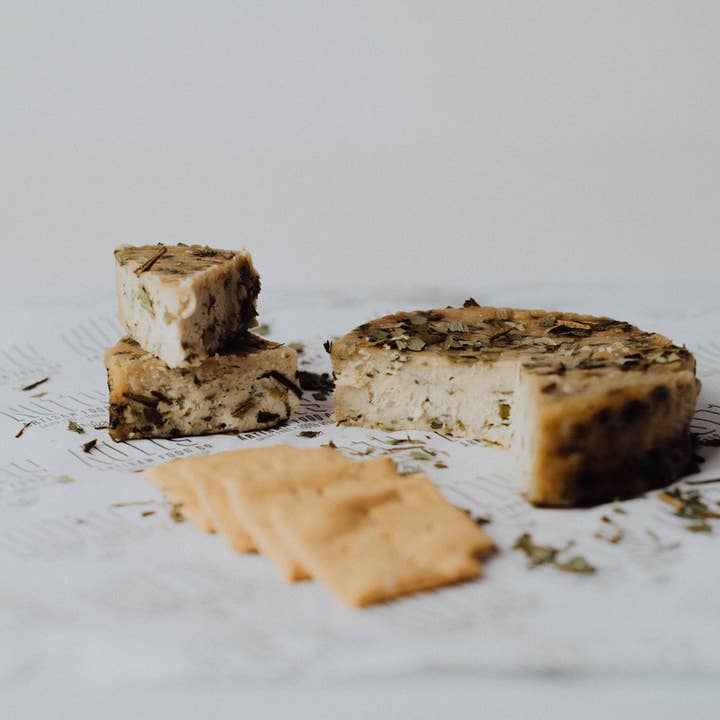Nutty Artisan Foods SL - Vendita all'ingrosso Formaggi - Invecchiato con aglio selvatico 165g - A base vegetale - vegano