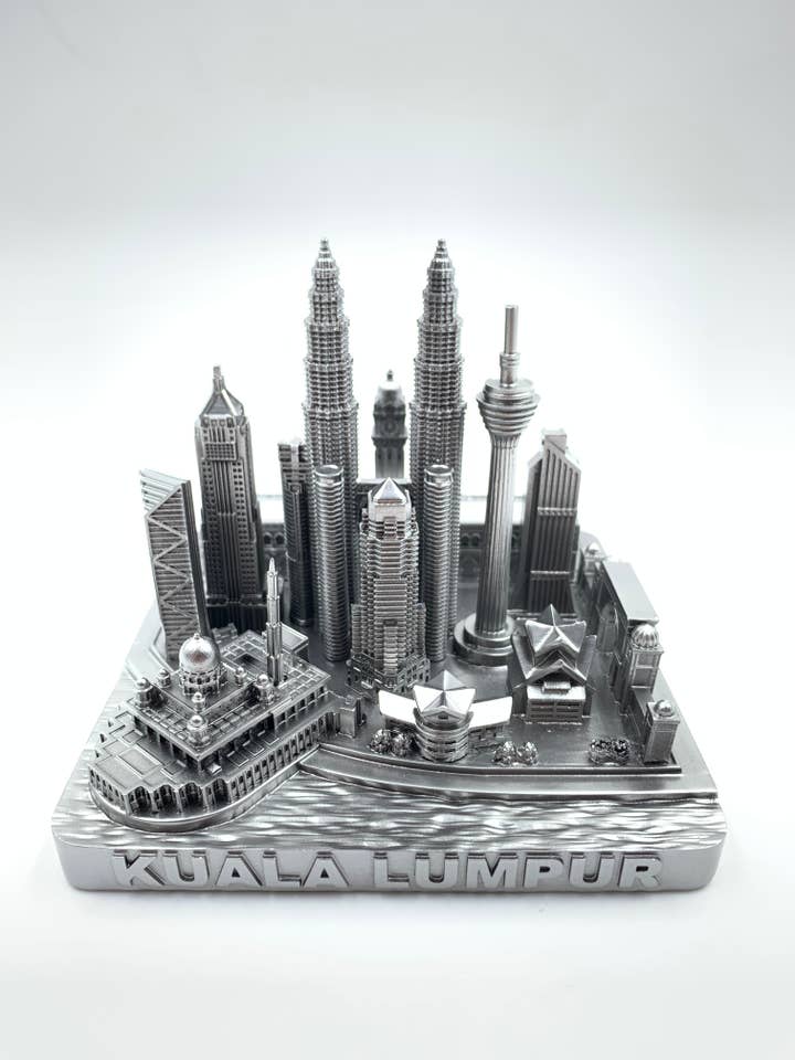 Statua da 4,5" - Skyline di Kuala Lumpur a specchio in argento. per la vendita all'ingrosso da parte di ZIZO USA INC