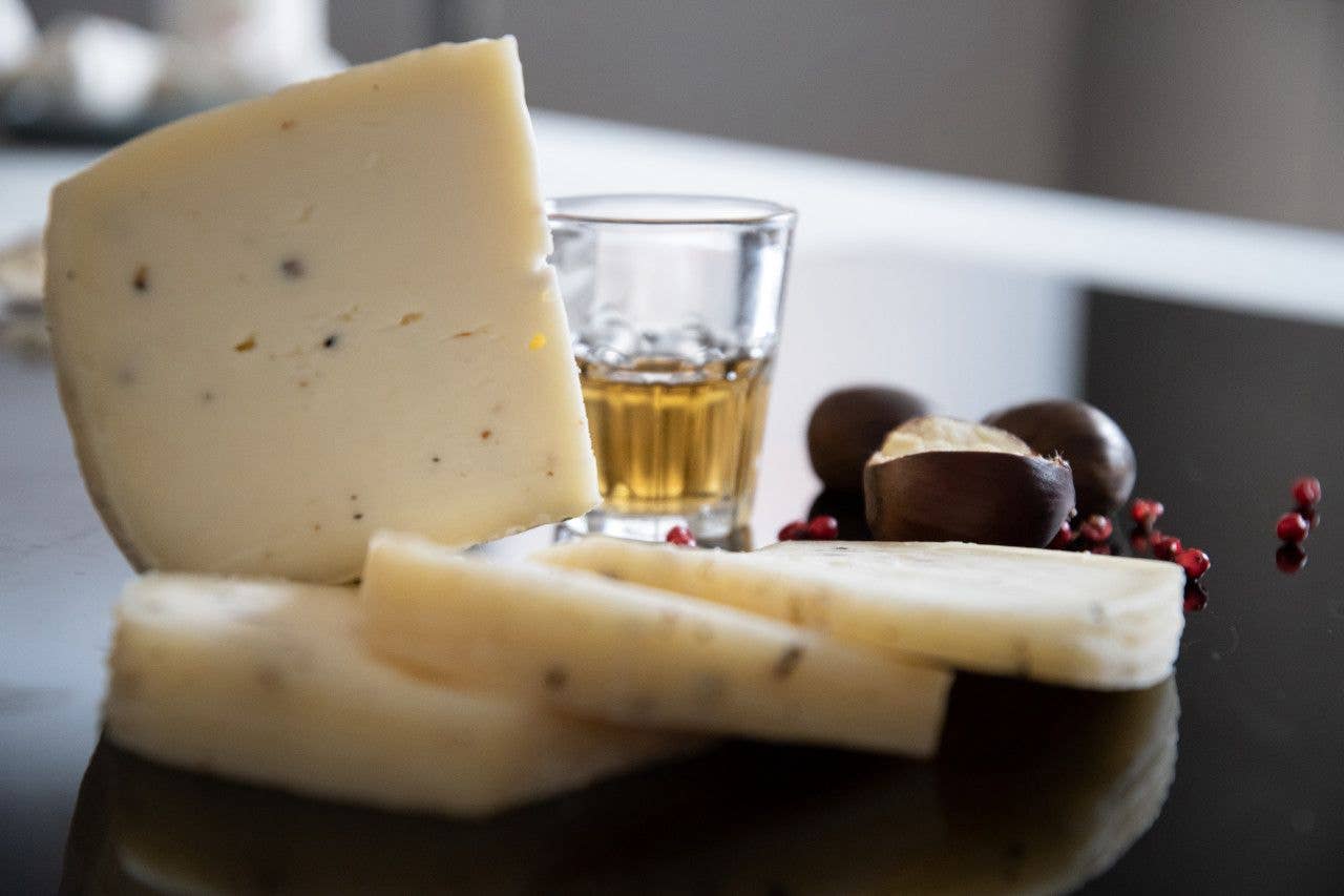 I sapori di una volta s.r.l.s - Wholesale Cheese - Pecorino with Truffle1