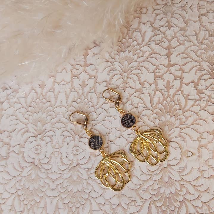 Art-déco-Blumenohrringe aus 24k vergoldetem Messing und Harz für den Großhandel von Lydée Déco