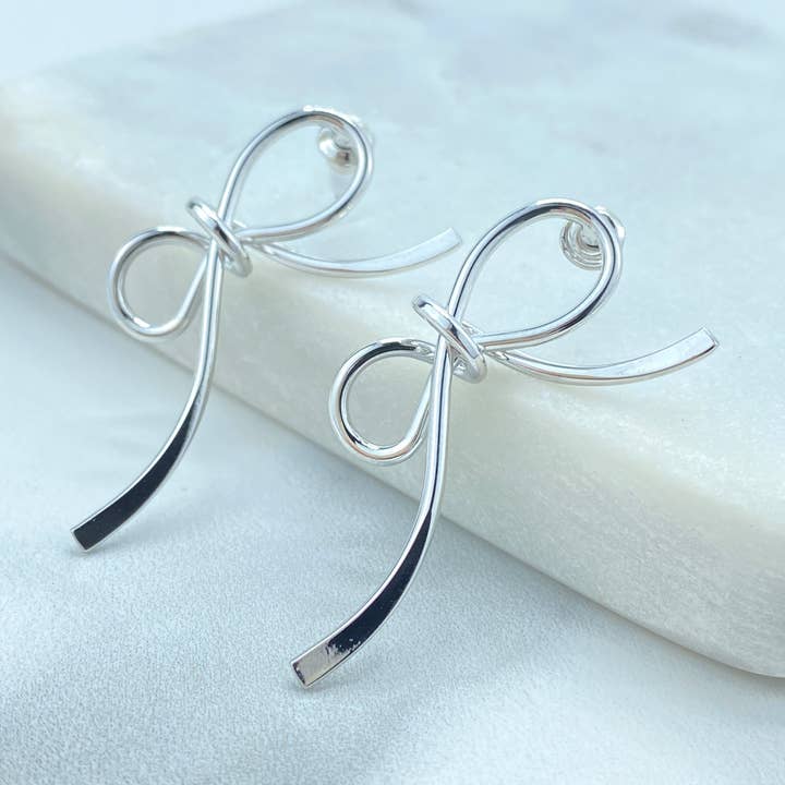 Boucles d'oreilles à tige en ruban et nœud en argent pour la vente par Luxus Accessories