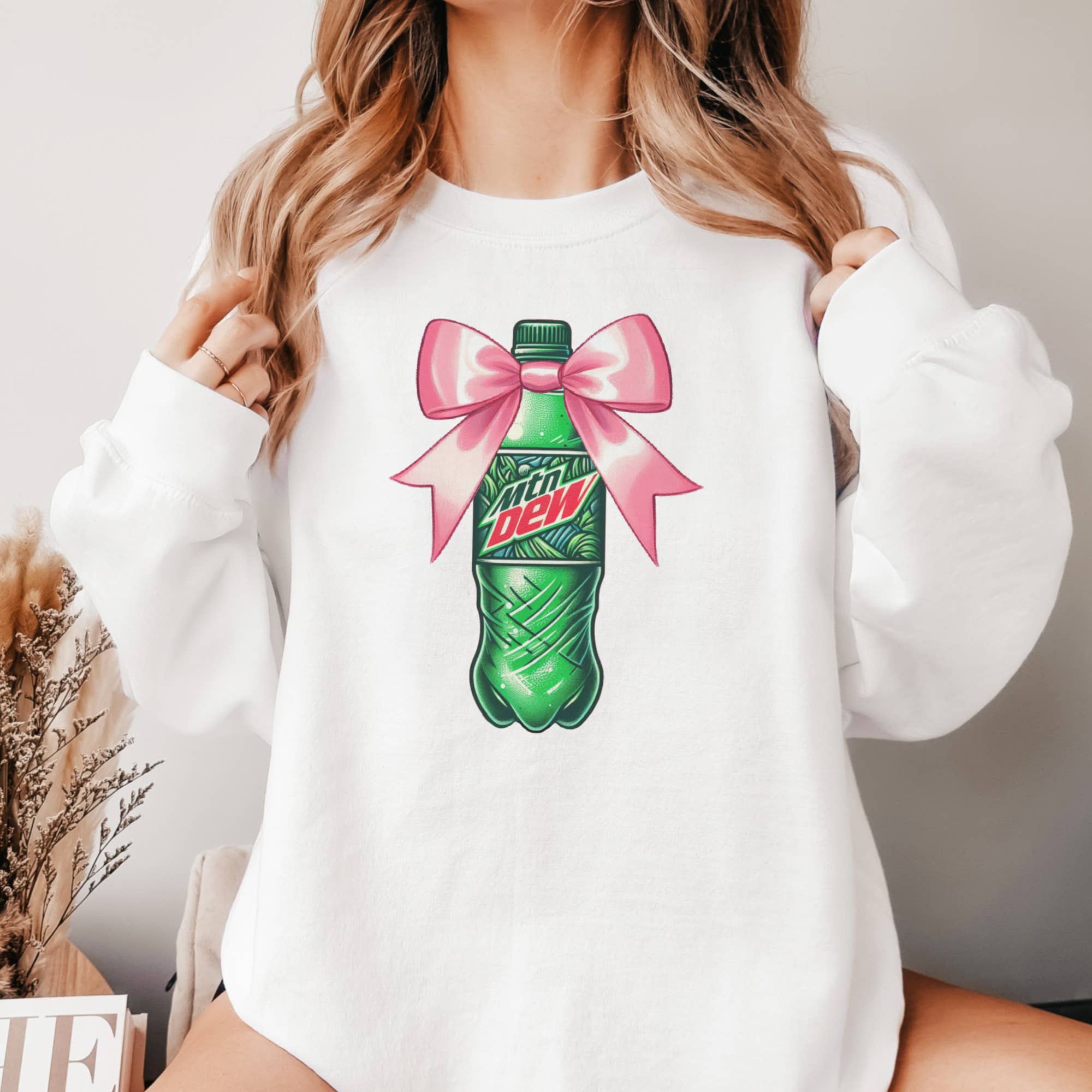 Par.tees by Party On! - Vente Sweat-shirt à imprimés – femme - Sweat-shirt graphique Mountain Dew nœud rose Soda Coquette3