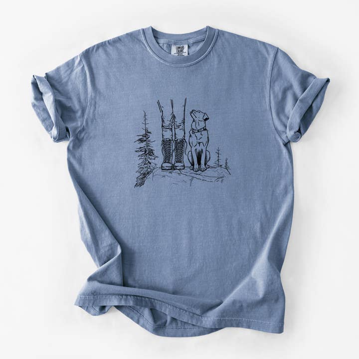 Compagnons de Randonnée - Randonnée avec Chiens - T-shirt Unisexe Confort Colors Teint en Vêtement Poids Lourd pour la vente par Because Tees