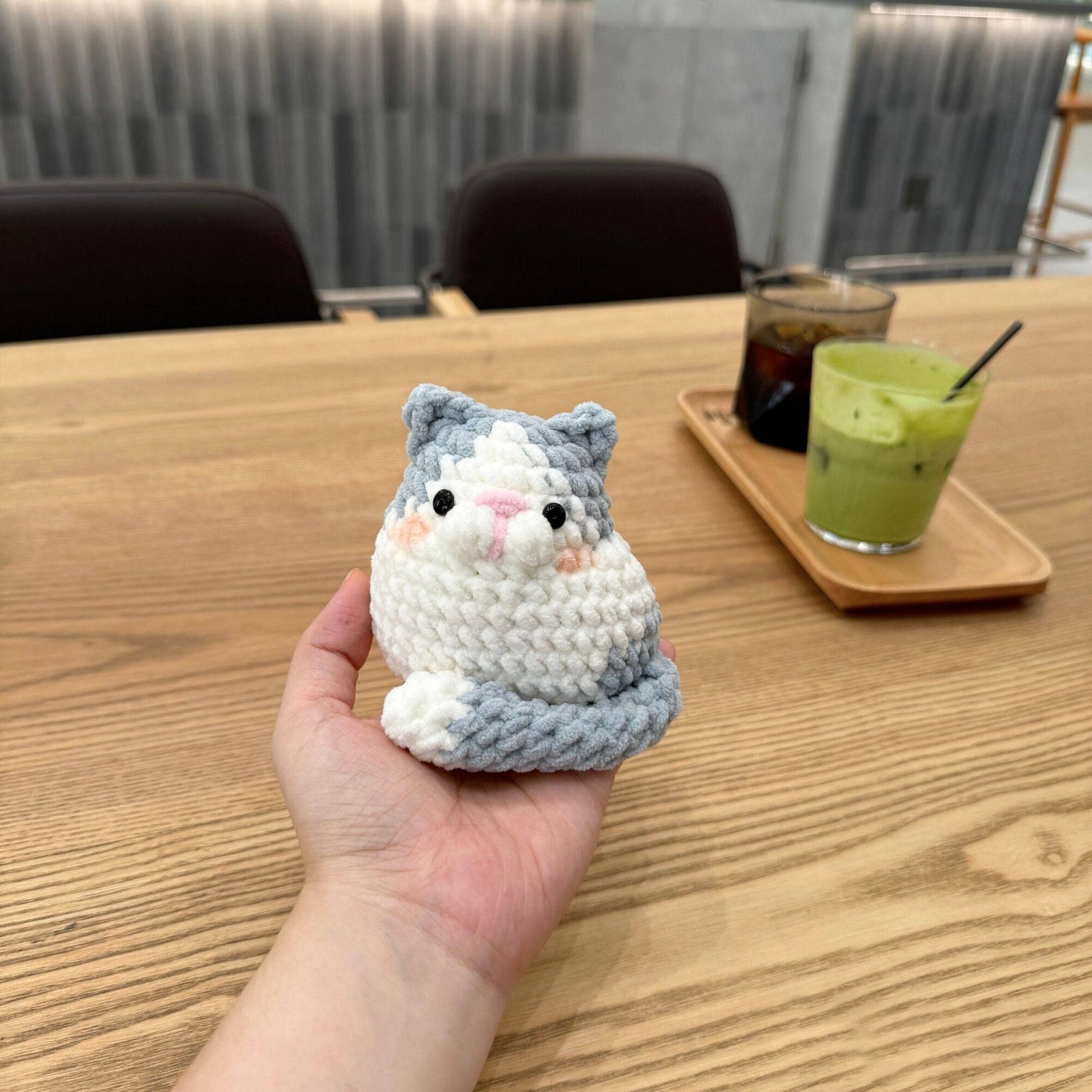 Anh2 LTD – Objeto de mesa decorativo por atacado – Gato de Crochê Fofo, Gato Amigurumi Pão, Adorável Gato Feito à Mão0