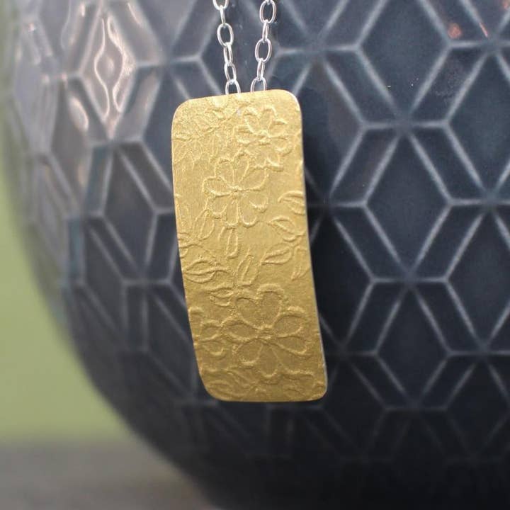 Pendentif Étiquette Fleur Dorée pour la vente par Joanne Tinley Jewellery