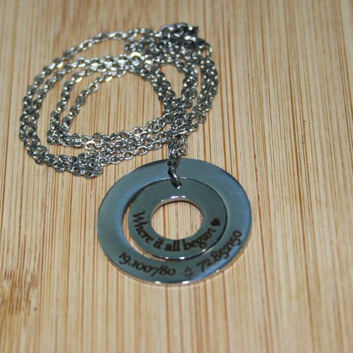 SoulfulMemory - Venta al por mayor Collares con colgantes/abalorios - Collar personalizado con arandela redonda doble grabado