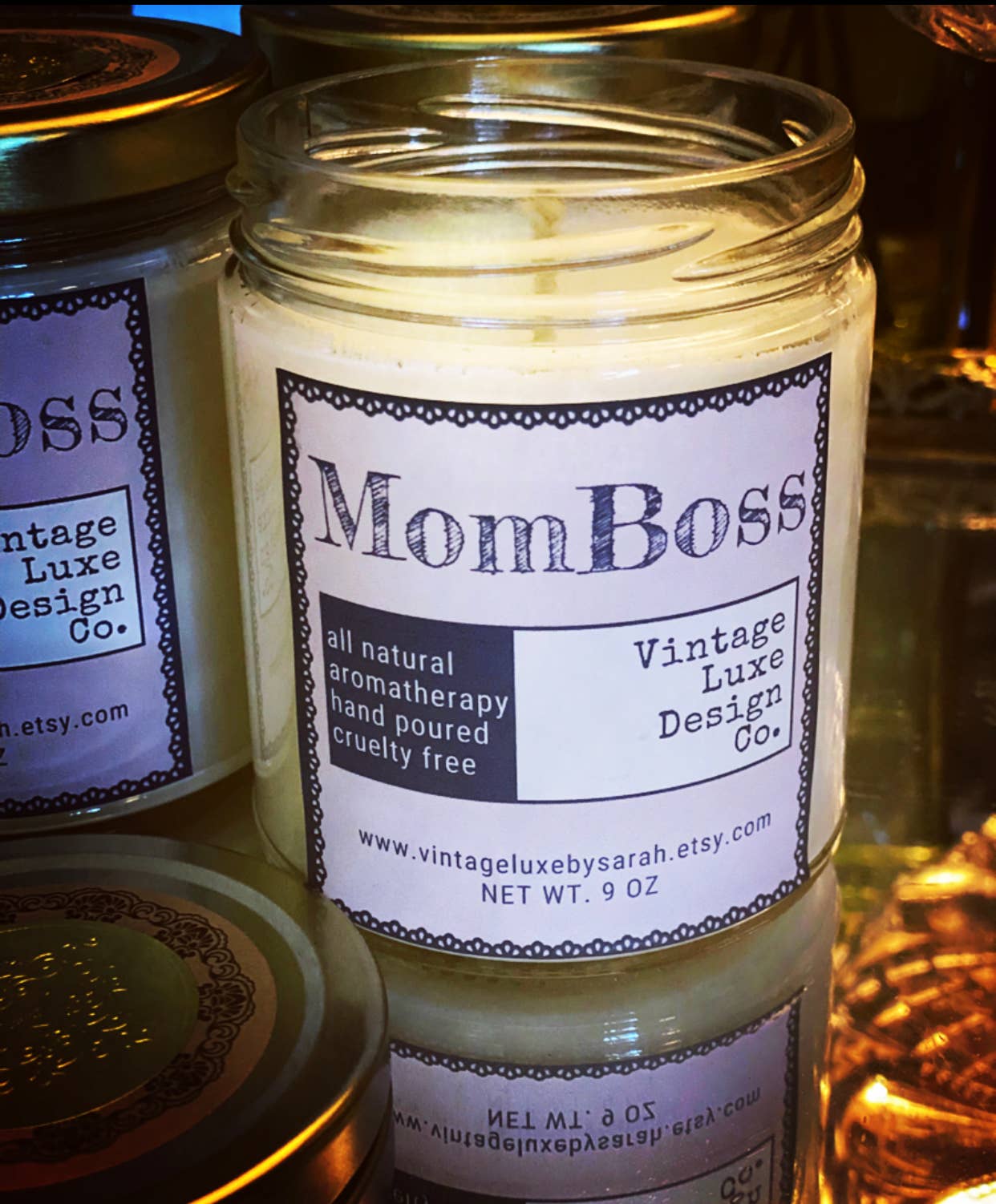 Vintage Luxe Design Co. - Vendita all'ingrosso Candela in vasetto - MomBoss, candela in cera di soia da 9 once, vintage, di lusso, colata3