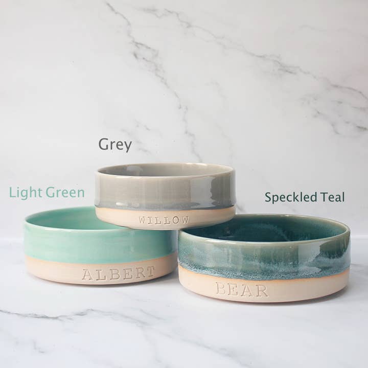 HKA ceramics – Engroshandel Madskål - Kat/hund – Personlig keramisk dyrefoder skål med ensfarvet glasur og navn langs bunden4