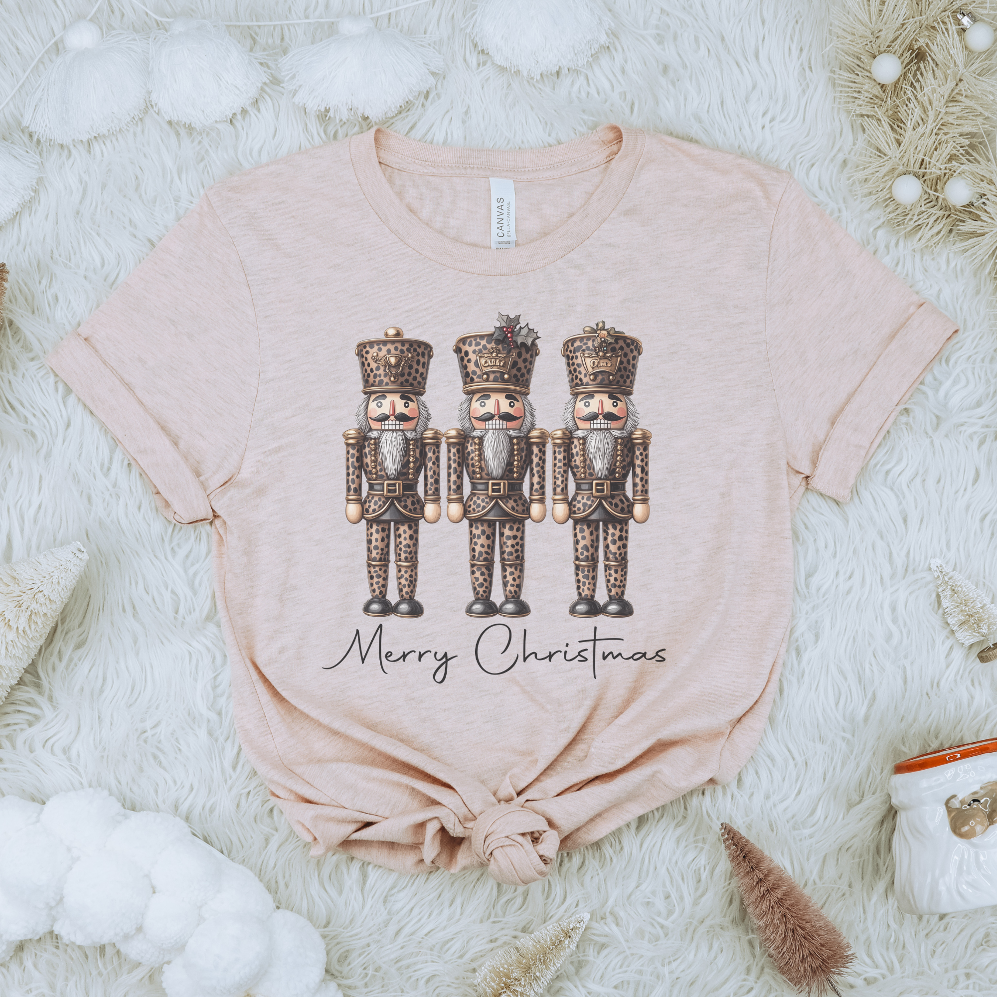 Trendznmore - Modern Graphic Apparel - Venta al por mayor Camiseta estampada - Mujer - Camiseta Leopard Nutcracker Merry Christmas4