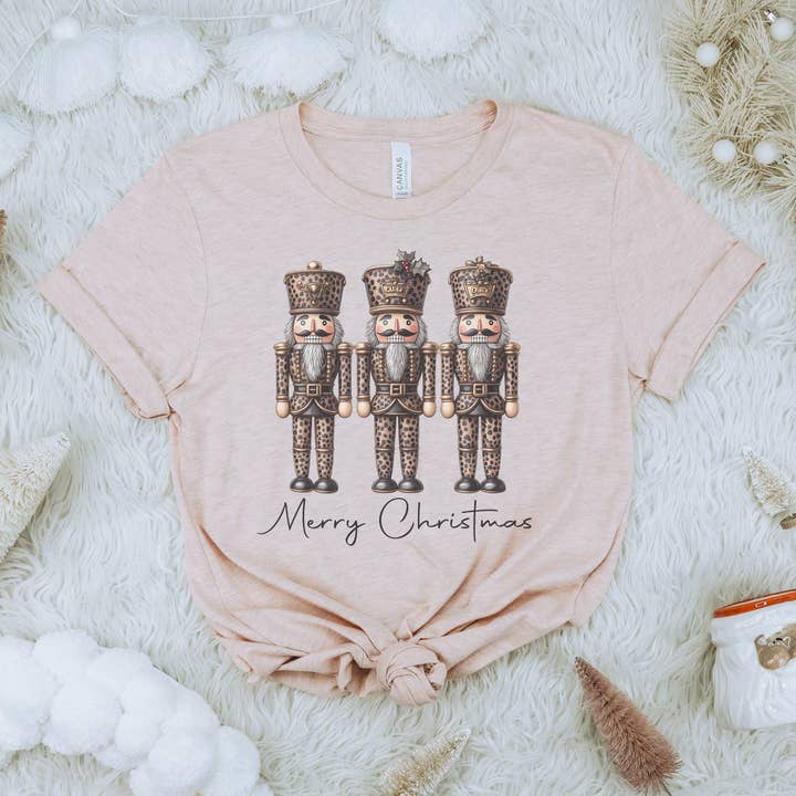 Trendznmore - Modern Graphic Apparel - Vendita all'ingrosso Maglietta stampata - Donna - T-shirt Merry Christmas Leopard Nutcracker3