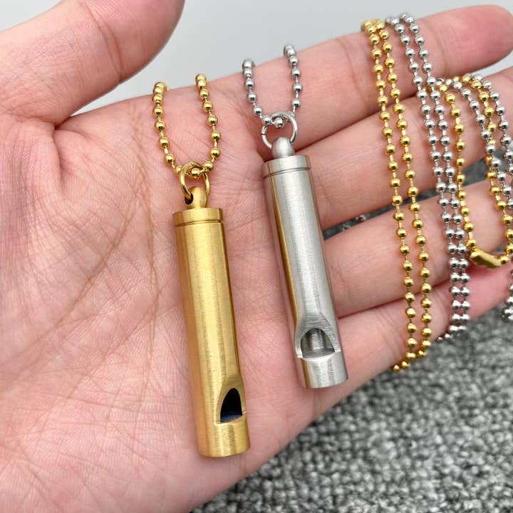 Breloque en forme de sifflet à souffler, plaqué or 18 carats, collier en acier inoxydable -FGS pour la vente par Mio Queena