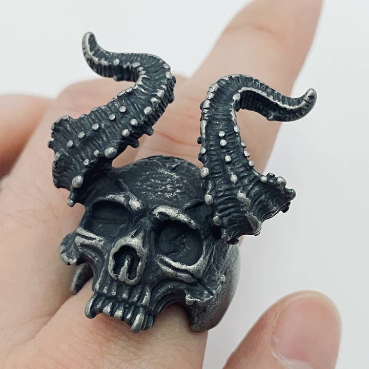 MJ/MR- Bagues rétro en acier inoxydable avec tête de mort pour la vente par Mio Queena