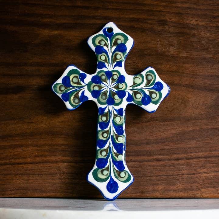 Croix en céramique pour la vente par Lucia's Imports