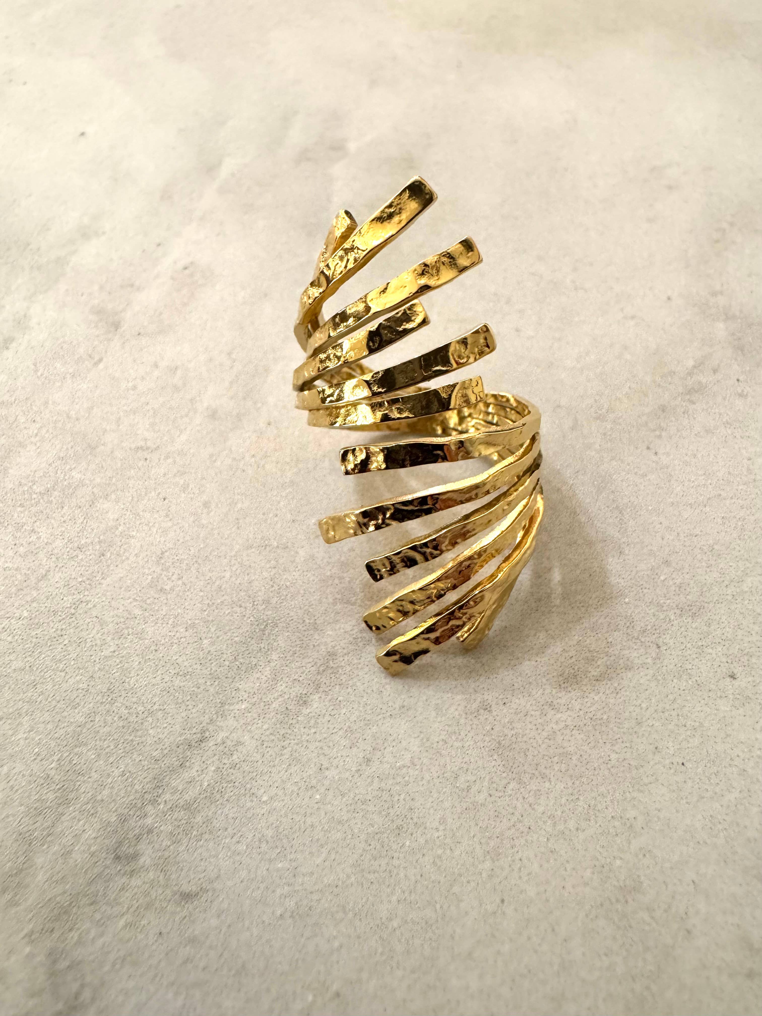 Cassette Barcelona – Großhandel Cocktail-/Statement-Ring – Yambu verstellbarer Ring aus gehämmertem Gold-Edelstahl0