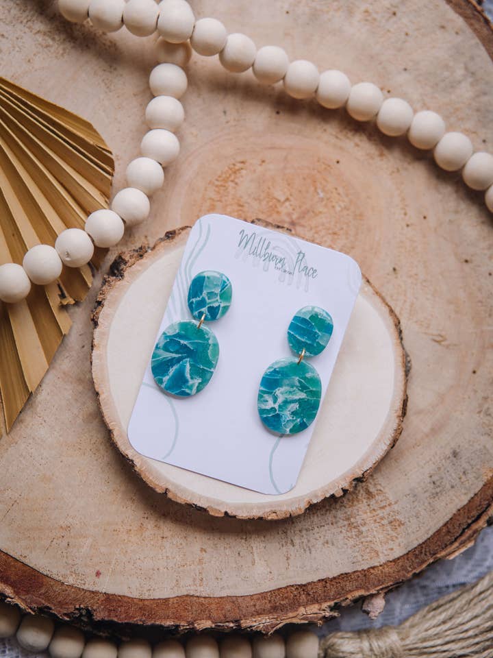 Boucles d'oreilles en argile polymère cristal océan pour la vente par Millburn Place