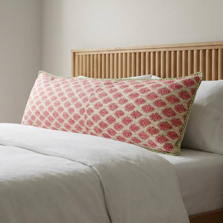 Hånd Loomed Bomuld Lumbar Pillow - Rød med Grøn-16x48" for engroshandel hos Arcadia Home