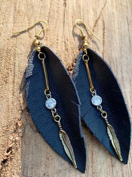 Marineblauwe leren oorbel met veren voor wholesale door Laborde Jewelry