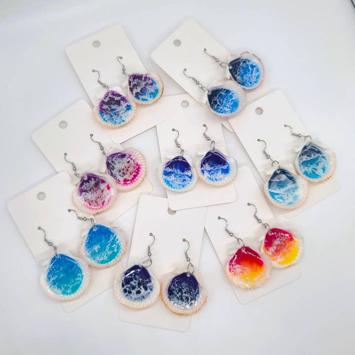 Boucles d'oreilles en résine avec coquille Saint-Jacques véritable et vagues océaniques. pour la vente par JEMS of the Sea