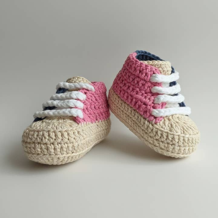Ténis de Bebé em Croché – Estilo Desportivo Rosa Suave e Azul por atacado de Joy Gift London