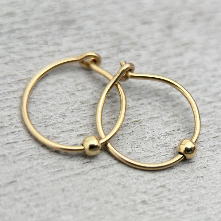 Brincos de Argola em Ouro Amarelo Feitos à Mão com Conta – Argolas Pequenas em Ouro 14k – Brincos Minimalistas Dia & Noite 24/7 – Pequenas Argolas de Cartilagem por atacado de Sunlight Silver Jewelry