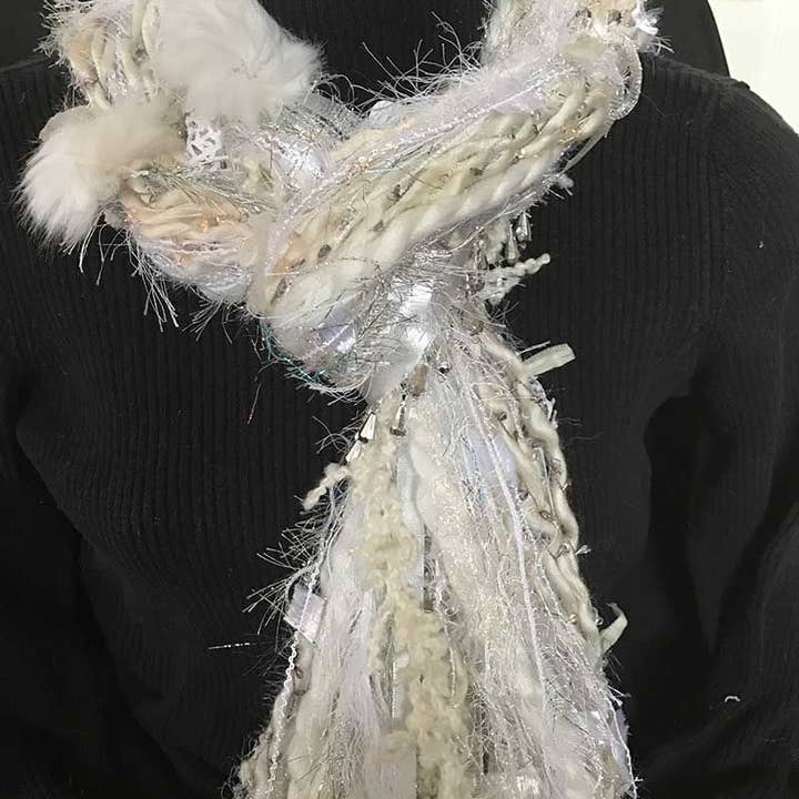 Scarves of Westwood – Engroshandel Tørklæde - Dame – Artisan Perlegarn Tørklæde i Hvid og Sølv - Håndlavet