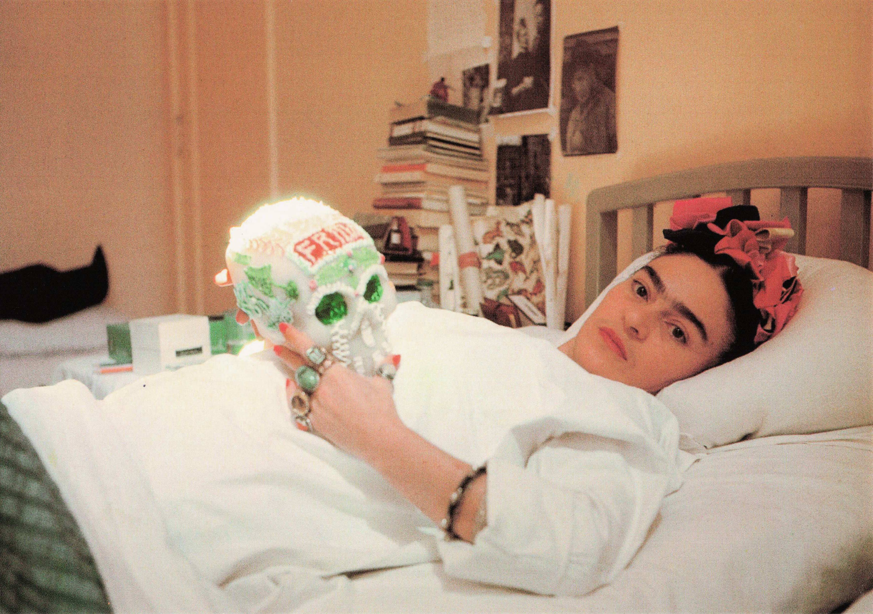 Tesoros Trading Company - Venta al por mayor Tarjeta postal - Serie de postales de Frida Kahlo - Hospitalizada con una calavera de azúcar0