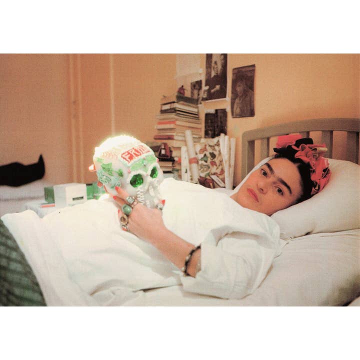Tesoros Trading Company - Venta al por mayor Tarjeta postal - Serie de postales de Frida Kahlo - Hospitalizada con una calavera de azúcar