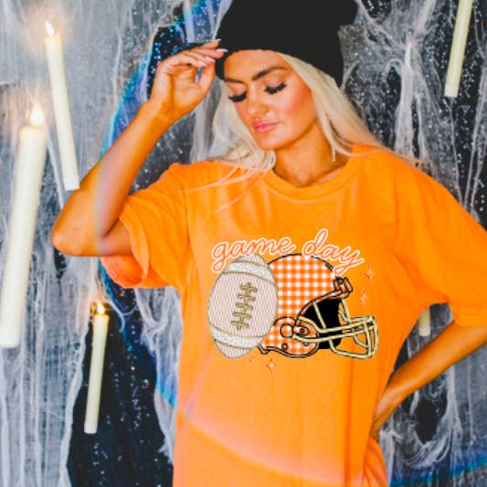 T-shirt graphique de jour de match de football en seersucker preppy sports pour la vente par Gia Gifts Boutique