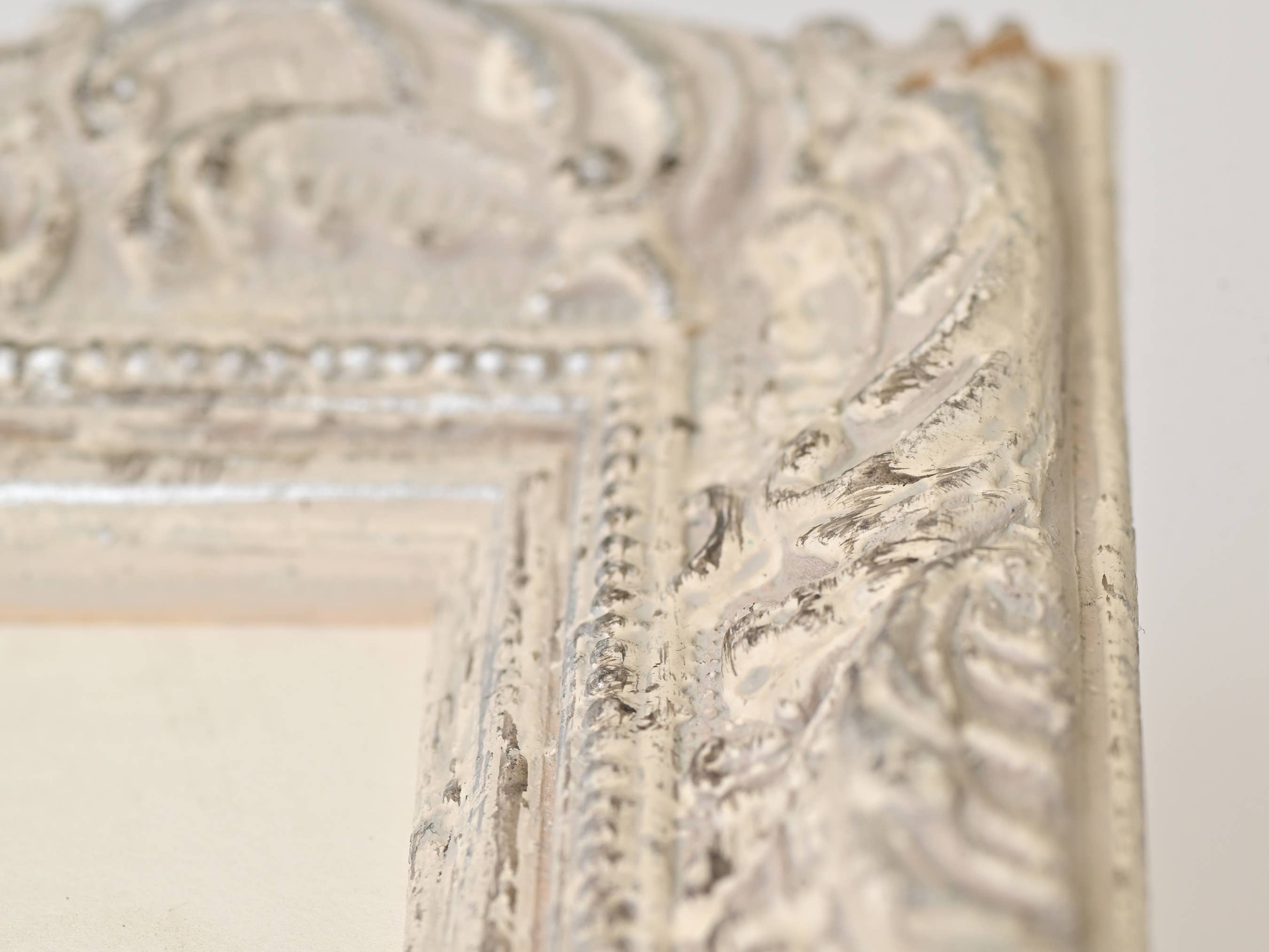 Riveros Frames - Vente Cadres photos - Profil orné peint en blanc avec finition rustique - 1863WH1