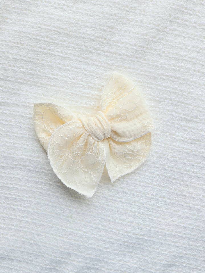 Fabelhafte Schleife auf Clip • Cremefarbene Spitze, Frühlingsschleifen, Osterschleifen für den Großhandel von Revival Bow Co.
